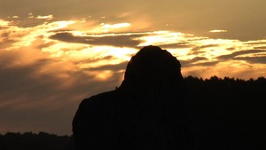 premiers rayons du soleil frappent le menhir le plus haut