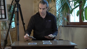 Guilhem Morera déroulant le Livre du Temps